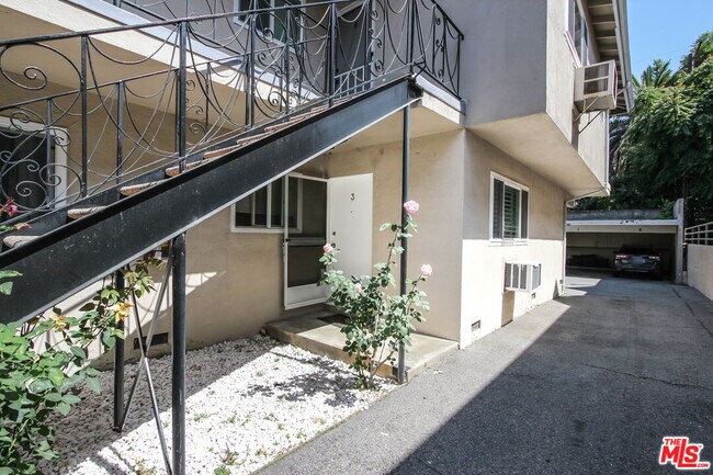 Building Photo - 12942 Moorpark St