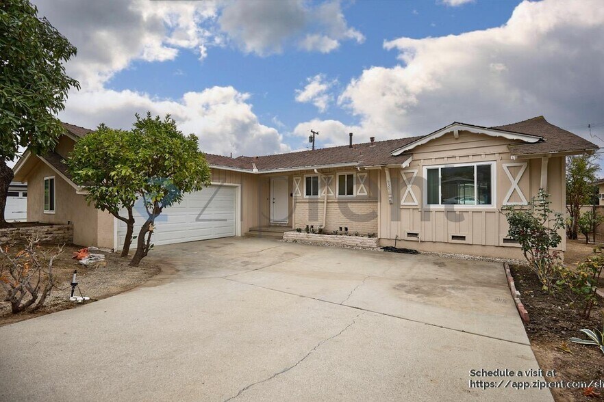 Building Photo - 630 La Presa Dr