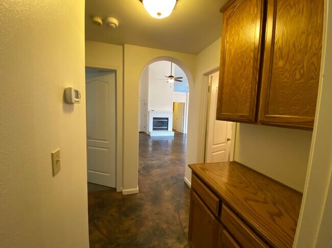 Building Photo - Single story located on a court!