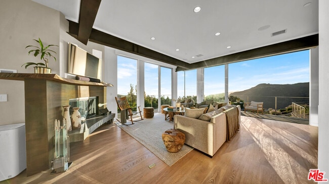 Building Photo - 2915 Tuna Canyon Rd