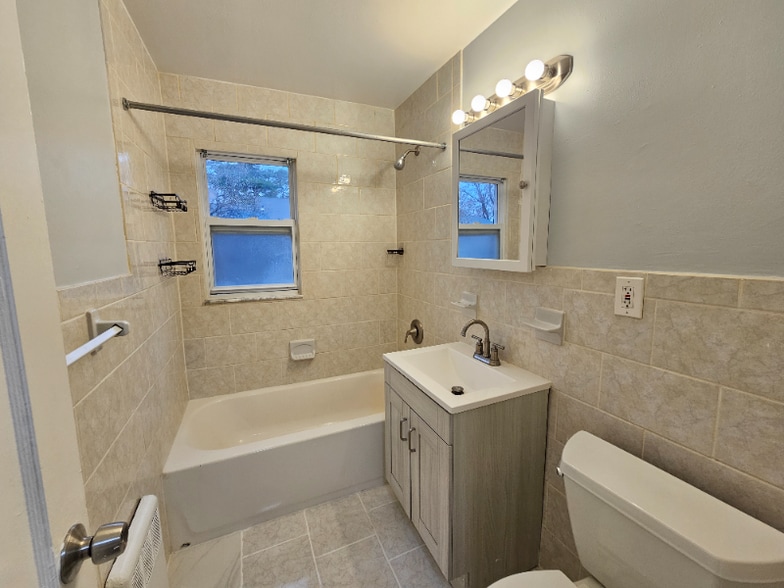 Building Photo - 353 S Center St