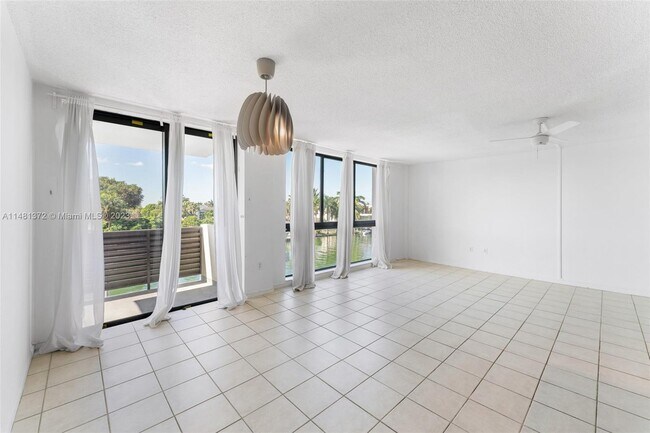 Building Photo - 9800 W Bay Harbor Dr