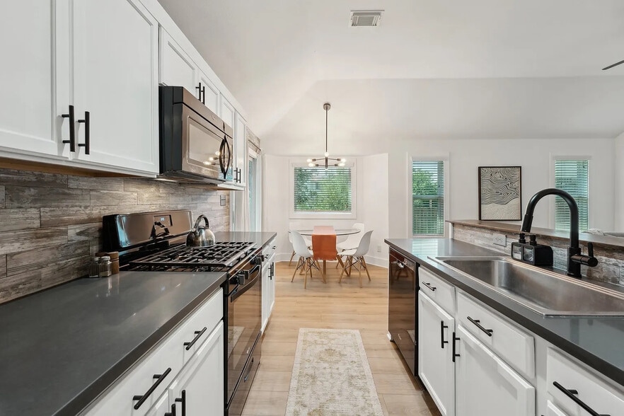 Building Photo - Room in House on Rosewood Ct