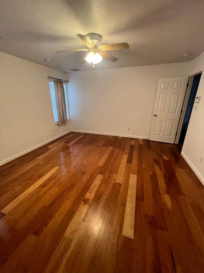 Building Photo - Executive Rental