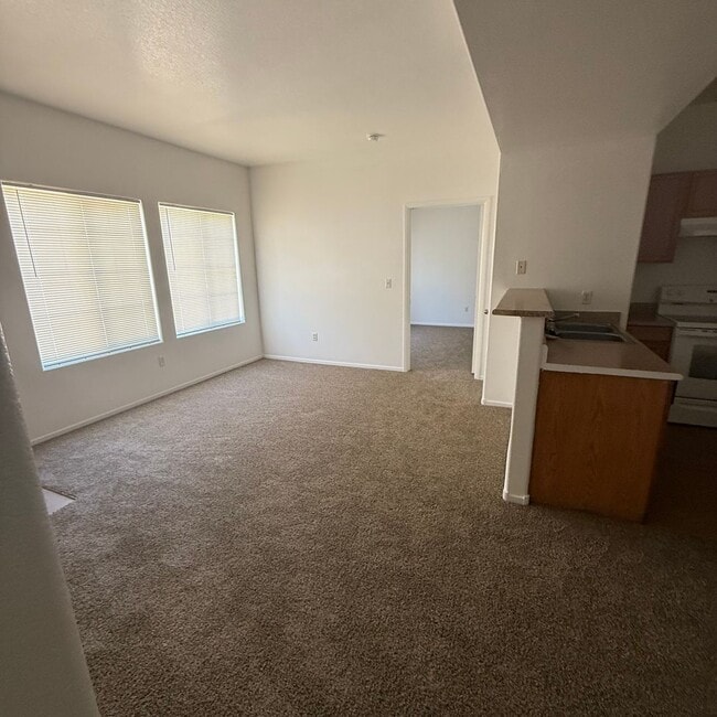 Building Photo - 2 bedroom/2 bathroom condo on the 1 st floor