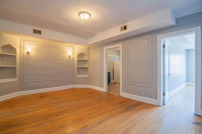 Building Photo - 7841 S Kingston Ave