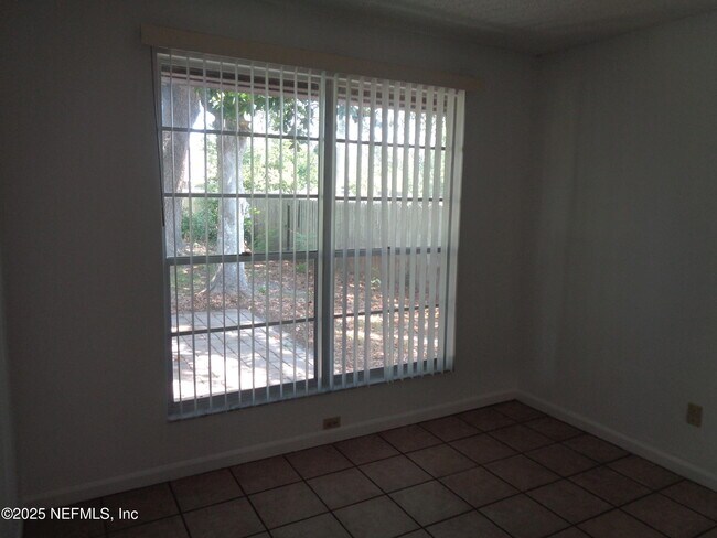 Building Photo - 812 Maplewood Ln