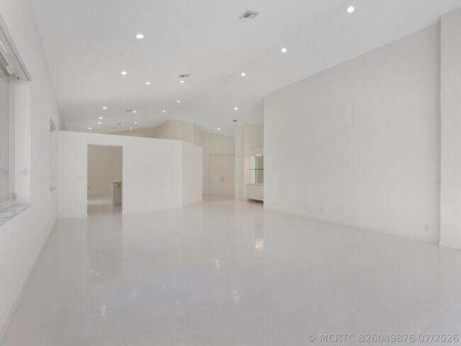 Building Photo - 5279 Brookview Dr