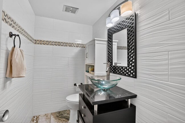 Building Photo - 1319 E Hillsboro Blvd