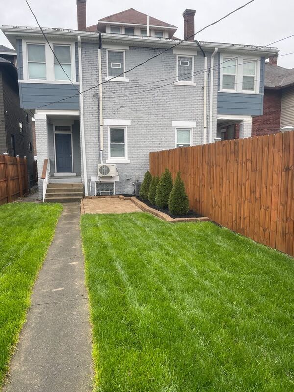 Building Photo - 931-933 E. Whittier Street