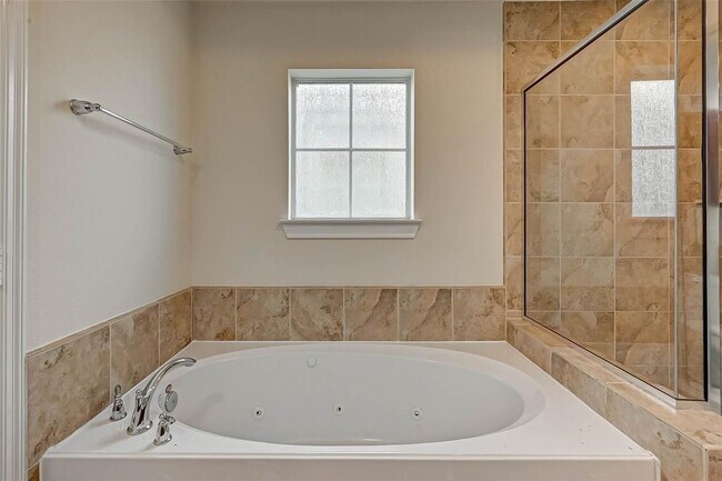 Building Photo - 3216 Clearview Cir