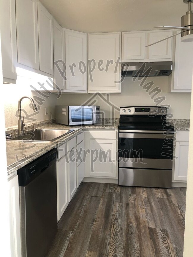 Building Photo - West Side Town Home - Sylvania Schools!!!