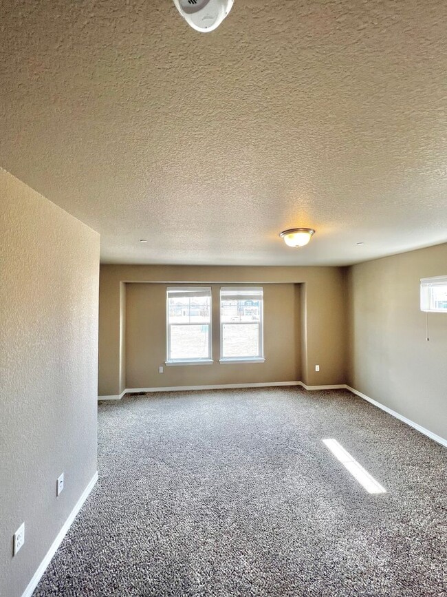 Building Photo - Beautiful 3 Bed, 3 1/2 Bath Townhome in We...