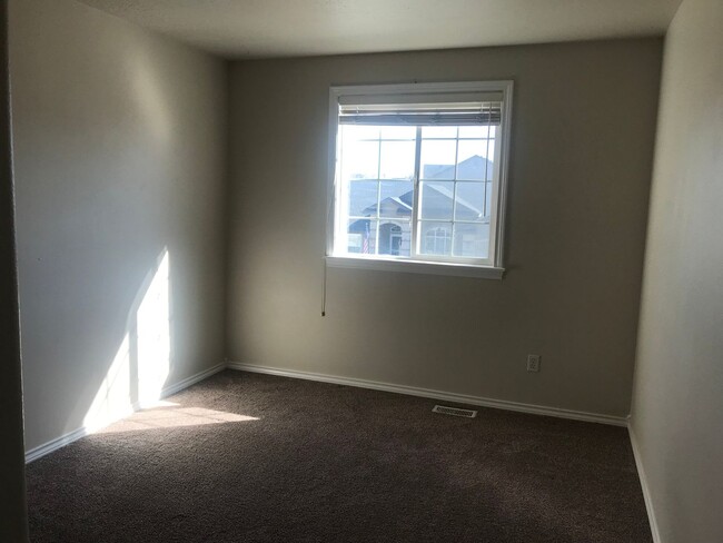 Building Photo - Meridian Charmer with 3 Car Garage, & Huge Backyard!