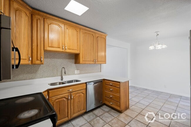 Building Photo - Beautiful Spacious Home in Great Sandy Loc...