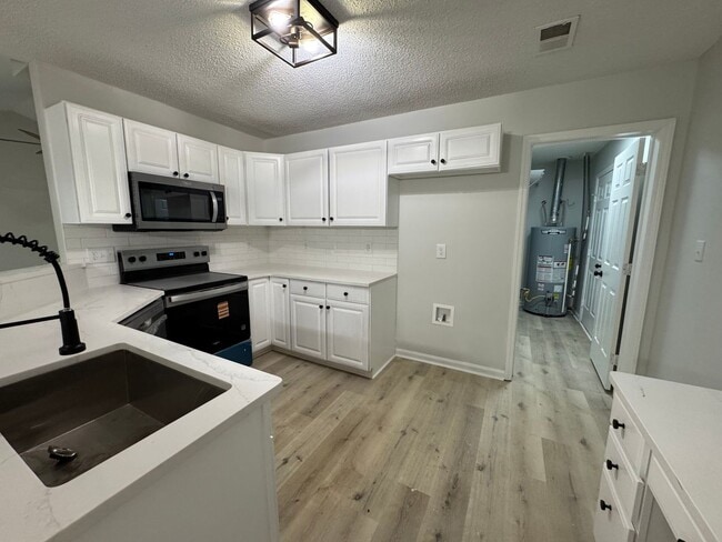 Building Photo - 3bed/2bath+Garage GSO!!