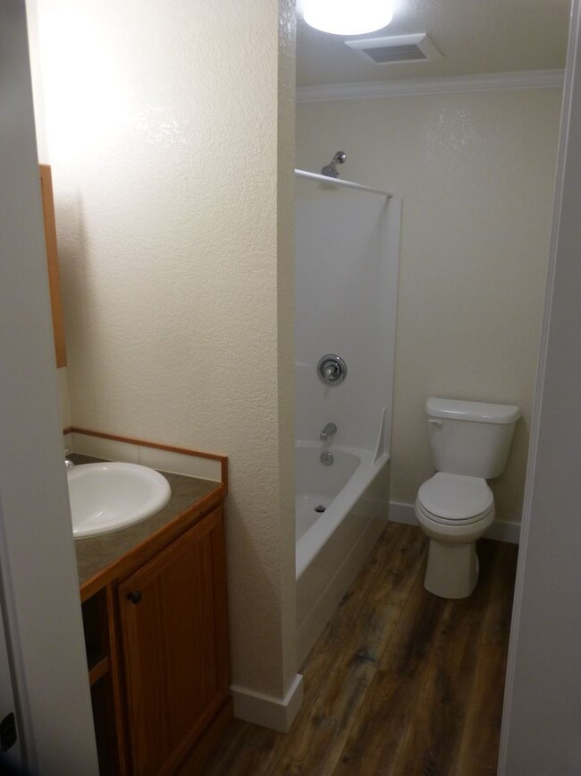 Building Photo - APPLCATION PENDING - West Side Apartment