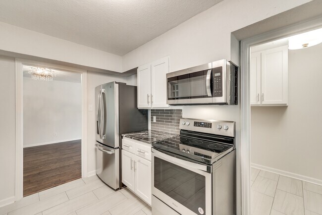 Building Photo - Overton Park Duplex!