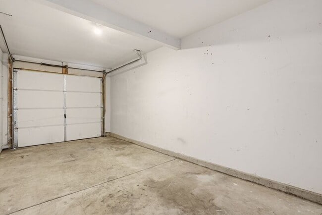 Building Photo - 820 N Siony
