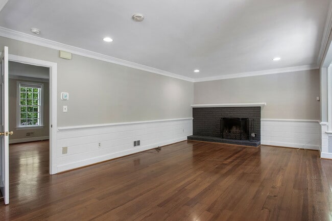Building Photo - 9900 Kingsbridge Rd