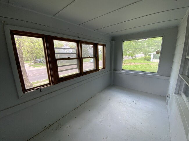 Building Photo - 305 N Bowman Ave