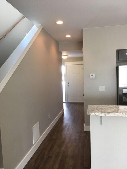 Building Photo - 926 Rosa Way