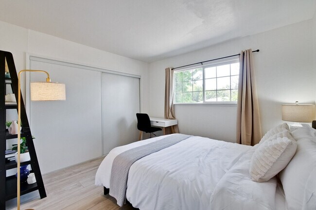 Building Photo - 4000 Rhoda Dr