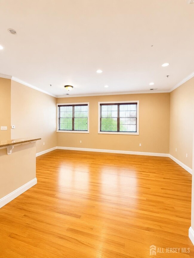 Building Photo - 547 Sayre Ave