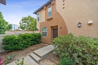 Building Photo - 3 Bedroom 2.5 Bathroom townhouse