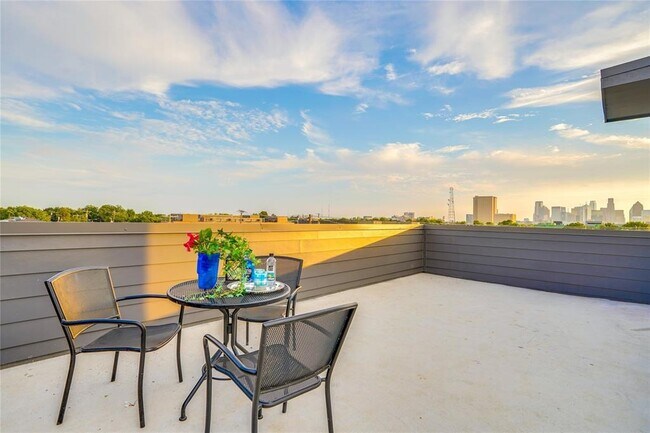 Building Photo - 1 Bedroom Townhome with Rooftop Deck and 1 Car GAR Near Lower Greenville and Henderson