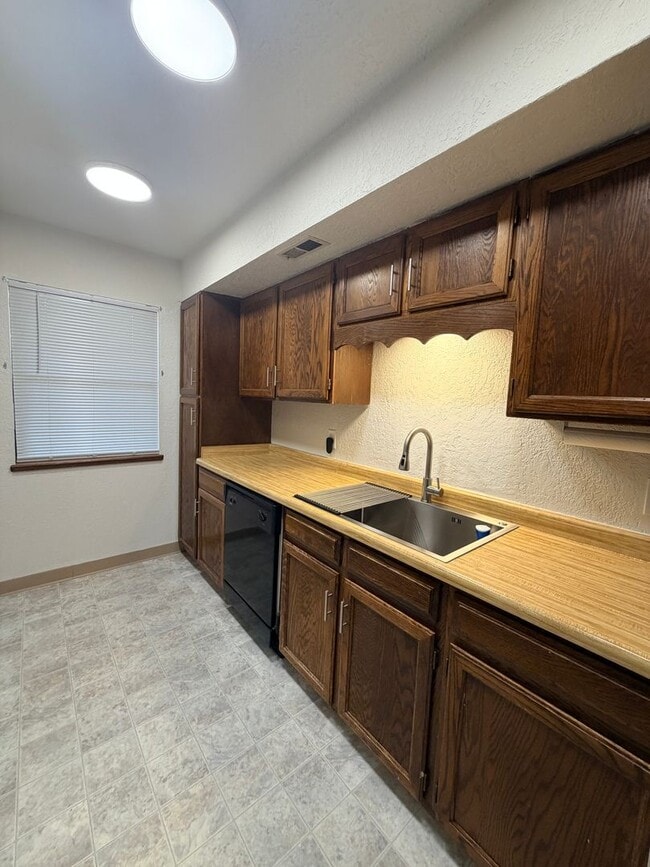 Building Photo - 3 Bedroom Townhouse