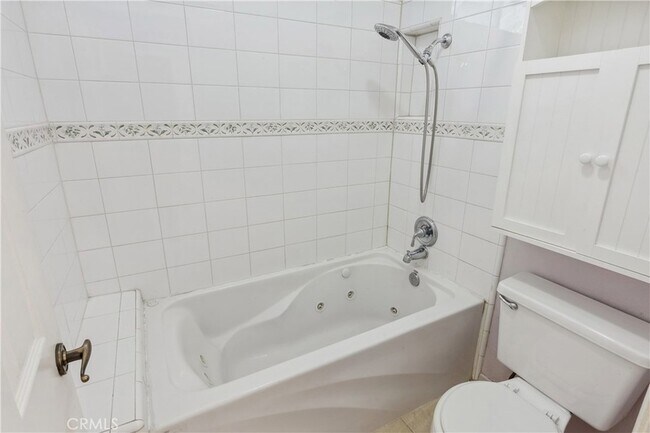 Building Photo - 2655 Victoria Park Dr