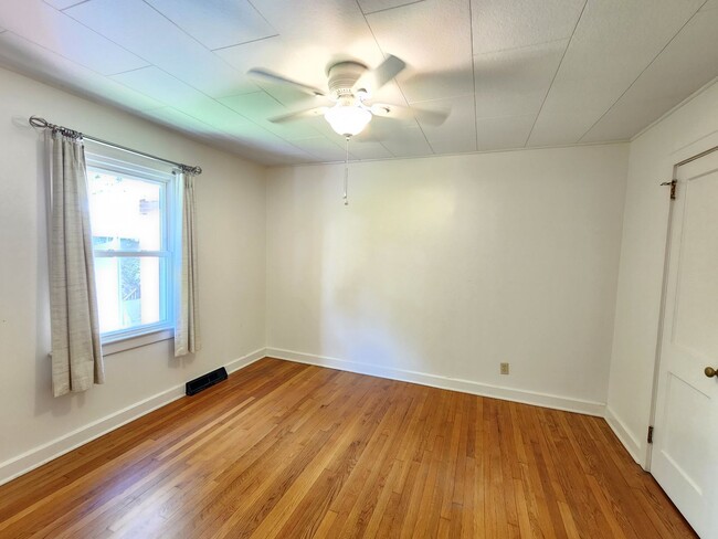 Building Photo - LOCATION! Close to Downtown Black Mountain