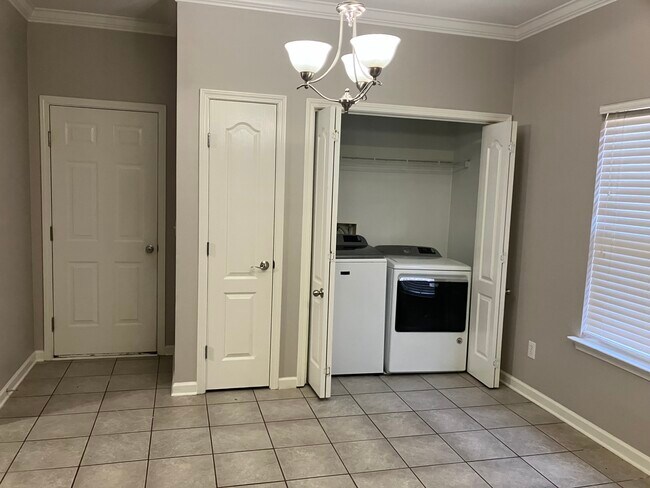 Building Photo - 261 Oxmoor Pl