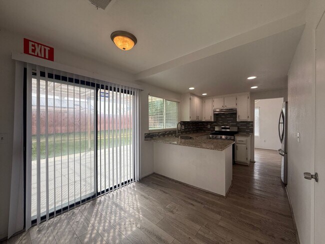 Building Photo - Lancaster 3 Bedroom + 3 Bathroom