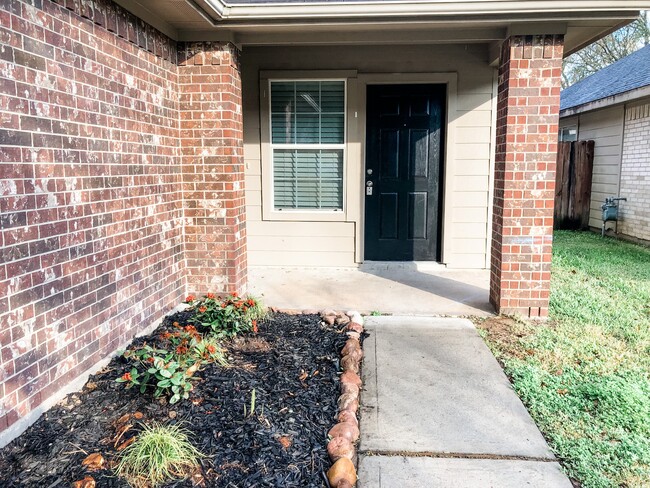 Building Photo - 33126 Cottonwood Bend