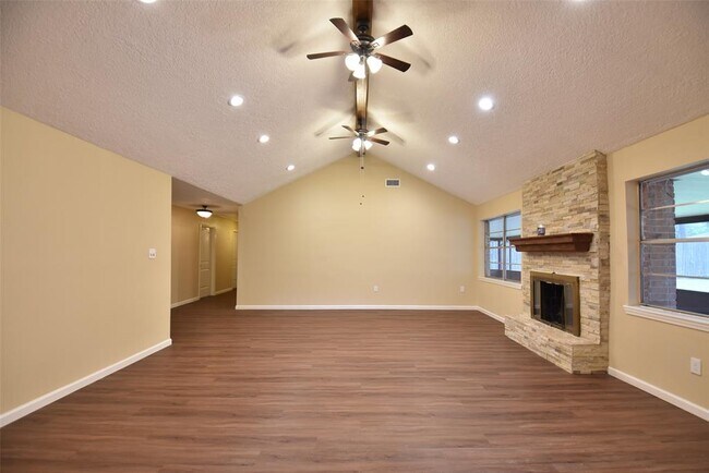 Building Photo - 2910 Colonial Dr
