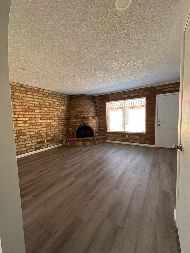 Building Photo - 3054 N Cherry Ave