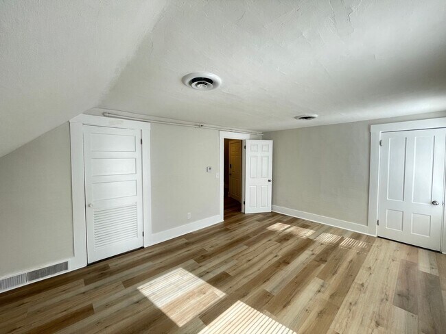 Building Photo - 98 Main St