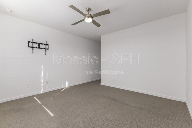 Building Photo - 35394 N Perennial St