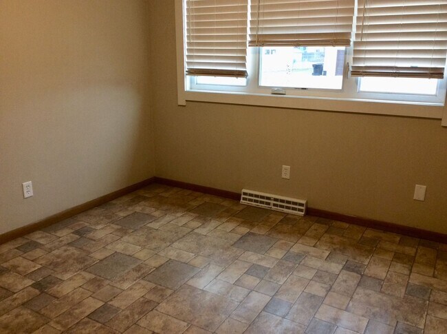 Building Photo - Cozy Single Family Home for Rent in Dickinson