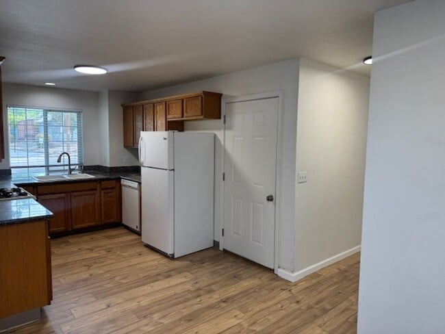 Building Photo - COMING SOON - 3 BEDROOM TOWNHOME W/ GARAGE- FRESH PAINT AND NEW FLOORING