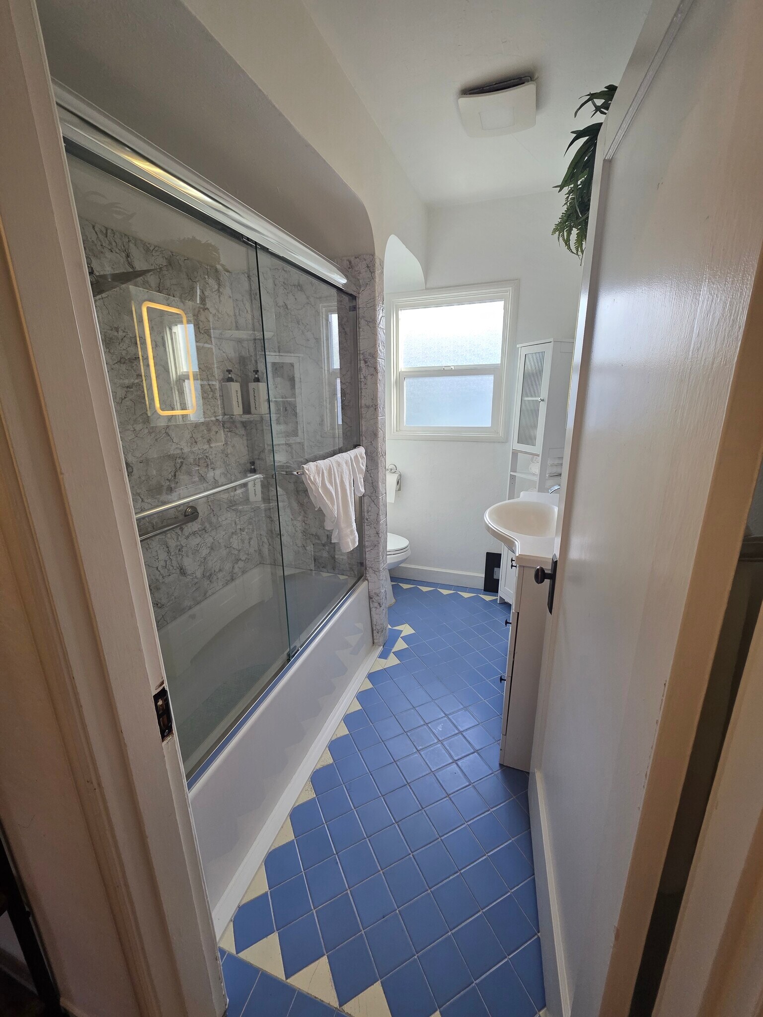 Building Photo - 9333 Lawlor St