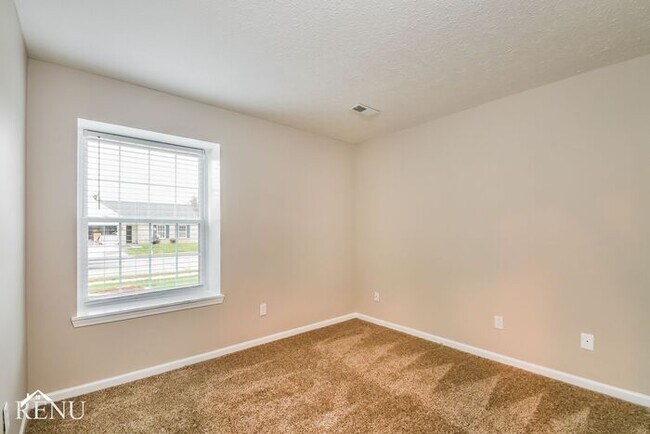 Building Photo - 643 E Pine Ridge Dr