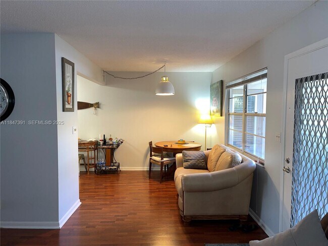 Building Photo - 1904 Bermuda Cir