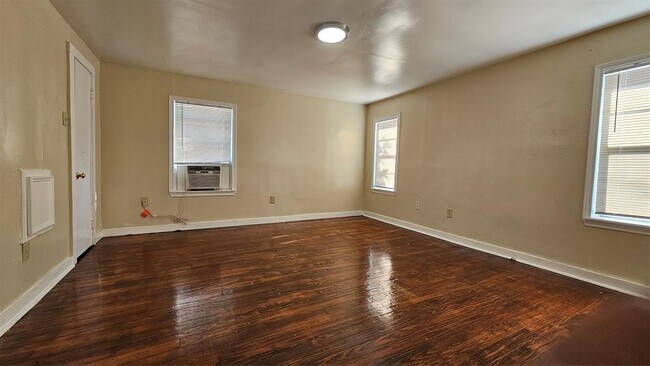 Building Photo - 1231 Morris St