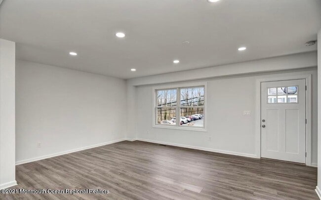 Building Photo - 8 Ravine Dr