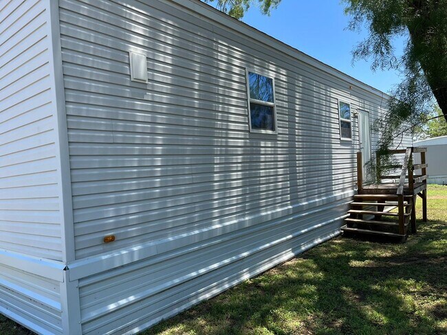 Building Photo - 1 bedroom/1bathroom home in the Star Dust Manufactured Home Community.