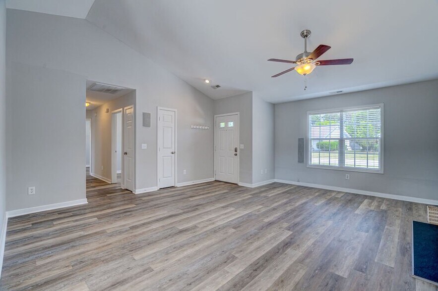 Building Photo - 305 Hixon Pl