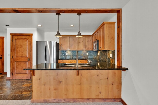 Building Photo - 834 Mc Kinley Ave W